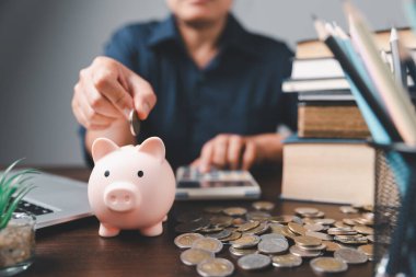 Bankacılık yatırımıyla para biriktirmek, eğitim konseptini finanse etmek. Üniversite ya da üniversite diploması için yurt dışında öğrenim kredisi planlamak. Geleceğin çocuk eğitim fonu parası. Büyüyen tasarruf