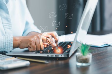 Dizüstü bilgisayar kullanan ve e-posta, adres, canlı sohbet, internet wifi gibi sanal ekran iletişim simgelerine dokunan iş kadını. Bizimle ya da müşteri destek hattıyla iletişime geçin. Siber uzaya bağlan.