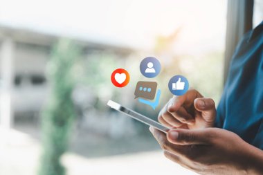 Dijital akıllı telefon kullanan bir iş kadını, sosyal medya kavramı. Çevrimiçi uygulamada akıllı telefon ekranına dokunan kişi sohbeti. Kadınlar pazarlama için çevrimiçi medya ağlarını kullanıyor.