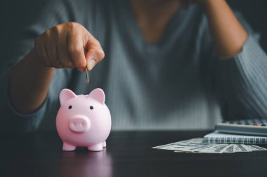 Yatırım bankacılığı finans kavramını kurtarıyorum. Masada kumbarası olan bir yığın bozuk para. Kredi ve yatırım iş fikrinin büyümesi. Varlık Yönetimi, Fonlar, Sorumluluklar, Mevduatlar, Gelir, Başarılı.