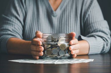 Yatırım bankacılığı finans kavramını kurtarıyorum. Masada kumbarası olan bir yığın bozuk para. Kredi ve yatırım iş fikrinin büyümesi. Varlık Yönetimi, Fonlar, Sorumluluklar, Mevduatlar, Gelir, Başarılı.