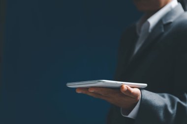 İş kadını el ele tutuş tablosu veya sanal ekran, modern arkaplan konsepti ile akıllı telefon, metninizi simge destesi ile koyabilir, boşluk kopyalayabilir