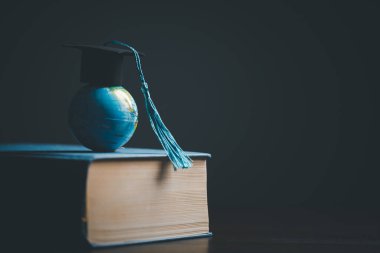 Dünya küresiyle mezuniyet şapkası. Küresel işletme eğitimi, yurtdışı eğitimi, okula dönüş kavramı. Küresel dünyada eğitim, dünya çapında üniversitelerde yurtdışında eğitim. dil çalışması