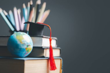 Dünya küresiyle mezuniyet şapkası. Küresel işletme eğitimi, yurtdışı eğitimi, okula dönüş kavramı. Küresel dünyada eğitim, dünya çapında üniversitelerde yurtdışında eğitim. dil çalışması