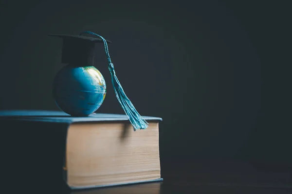 Graderingsmössa Med Jordklotet Begreppet Globala Företagsstudier Utomlands Utbildning Tillbaka Till — Stockfoto