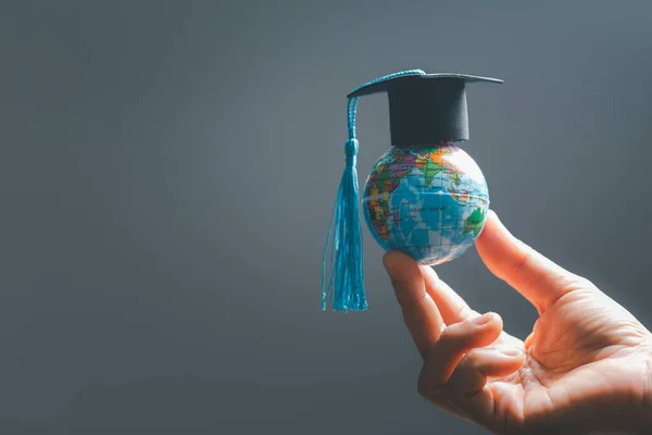 Graderingsmössa Med Jordklotet Begreppet Globala Företagsstudier Utomlands Utbildning Tillbaka Till — Stockfoto