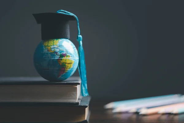 地球と卒業キャップ グローバルビジネス研究の概念 海外教育 学校に戻る グローバル世界での教育 世界中の大学で海外ビジネスを学ぶ 言語学 — ストック写真