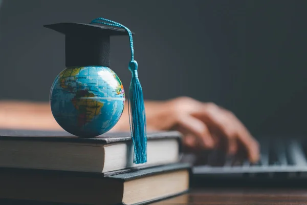 地球と卒業キャップ グローバルビジネス研究の概念 海外教育 学校に戻る グローバル世界での教育 世界中の大学で海外ビジネスを学ぶ 言語学 — ストック写真