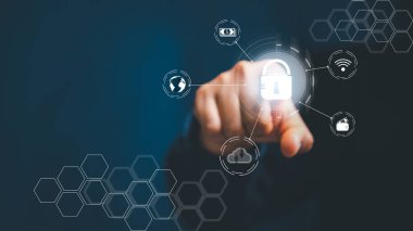 Verileri korumak için siber güvenlik ve gizlilik kavramları. Simge ve internet ağ güvenlik teknolojisini kilitle. Sanal ekranda kişisel verilerin korunması ile iş kadınlarının dokunmatik ekran kilidi.