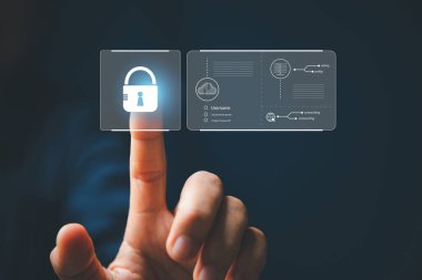 Verileri korumak için siber güvenlik ve gizlilik kavramları. Simge ve internet ağ güvenlik teknolojisini kilitle. Sanal ekranda kişisel verilerin korunması ile iş kadınlarının dokunmatik ekran kilidi.
