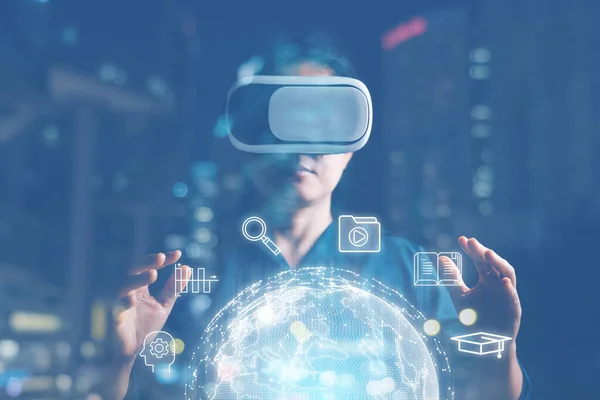 VR gözlük takan ve Cloud Computing Technology Internet Depolama Ağı Konseptine erişen bir kadın ve internet teknolojisi sayesinde büyük bir veri tabanı. Metaverse E-öğrenme, çevrimiçi çalışma fikri.