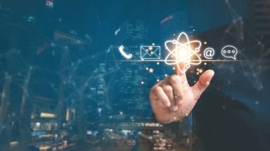 İş kadını sanal ekran iletişim simgelerine dokunuyor (e-posta, adres, canlı sohbet, internet wifi). Bizimle irtibata geçin ya da müşteri destek hattı bağlantısını kurun.