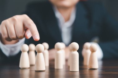 Yönetici iş başarısı için takım seçer ve işe alır. İnsan Kaynakları müdürünün eli ya da işverenin seçtiği el çalışanı. Lider kalabalıktan göze çarpar. İyi bir işçi arıyorum. HR, HRM, HRD kavramları