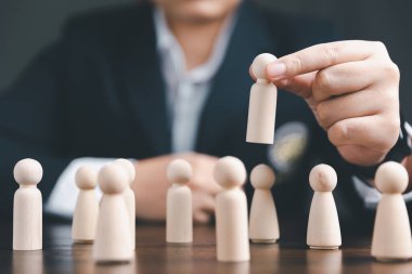 Yönetici iş başarısı için takım seçer ve işe alır. İnsan Kaynakları müdürünün eli ya da işverenin seçtiği el çalışanı. Lider kalabalıktan göze çarpar. İyi bir işçi arıyorum. HR, HRM, HRD kavramları