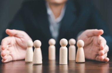 Yönetici iş başarısı için takım seçer ve işe alır. İnsan Kaynakları müdürünün eli ya da işverenin seçtiği el çalışanı. Lider kalabalıktan göze çarpar. İyi bir işçi arıyorum. HR, HRM, HRD kavramları