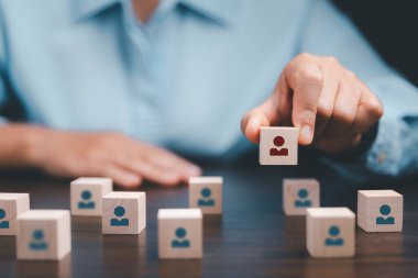 Yönetici iş başarısı için takım seçer ve işe alır. İnsan Kaynakları müdürünün eli ya da işverenin seçtiği el çalışanı. Lider kalabalıktan göze çarpar. İyi bir işçi arıyorum. HR, HRM, HRD kavramları