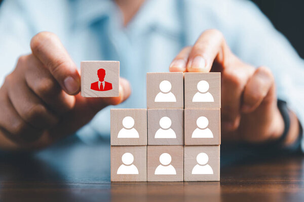 Менеджер выбирает и нанимает команду для успеха бизнеса. Менеджер по персоналу или работодатель выбирает берет в руки работника. Лидер выделяется из толпы. Ищу хорошего работника. HR, M, D, D