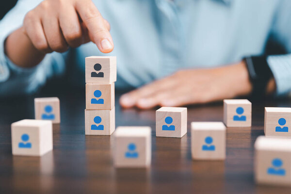 Менеджер выбирает и нанимает команду для успеха бизнеса. Менеджер по персоналу или работодатель выбирает берет в руки работника. Лидер выделяется из толпы. Ищу хорошего работника. HR, M, D, D