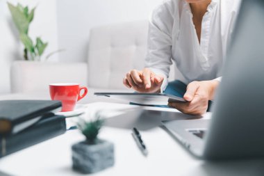 Sosyal medya günü konsepti. Kadın serbest çalışan erken saatlerde dijital tabletle web sitesi için oturma odasında çalışmaya başlıyor. Ofiste çalışan bir iş kadını. İnternet teknolojisiyle iletişim kuran kadın.