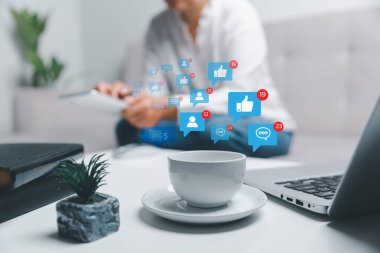 Dijital tablet kullanan ve online pazarlama işi için evde kalan bir kadın. Sosyal ağ servisi ya da sosyal medya konsepti olan akıllı telefon kullanan bir iş kadını. Sosyal medya işi.