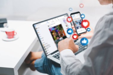 Dijital akıllı telefon kullanan bir iş kadını, sosyal medya kavramı. Çevrimiçi uygulamada akıllı telefon ekranına dokunan kişi sohbeti. Kadınlar pazarlama için çevrimiçi medya ağlarını kullanıyor. Sosyal medya günü.