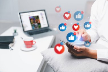 Dijital akıllı telefon kullanan bir iş kadını, sosyal medya kavramı. Çevrimiçi uygulamada akıllı telefon ekranına dokunan kişi sohbeti. Kadınlar pazarlama için çevrimiçi medya ağlarını kullanıyor. Sosyal medya günü.