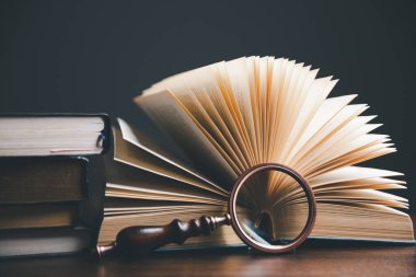 Dünya küresiyle mezuniyet şapkası. Küresel işletme eğitimi, yurtdışı eğitimi, okula dönüş kavramı. Küresel dünyada eğitim, dünya çapında üniversitelerde yurtdışında eğitim. dil çalışması