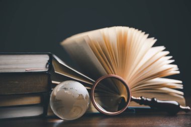 Dünya küresiyle mezuniyet şapkası. Küresel işletme eğitimi, yurtdışı eğitimi, okula dönüş kavramı. Küresel dünyada eğitim, dünya çapında üniversitelerde yurtdışında eğitim. dil çalışması