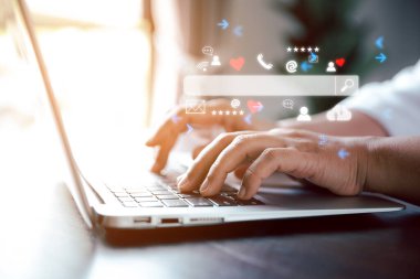 İnternet ağı konsepti hakkında bilgi aranıyor. Veri Arama Teknolojisi Arama Motoru optimizasyonu. Kadınların elleri bilgi aramak için bir bilgisayar klavyesi kullanıyor.