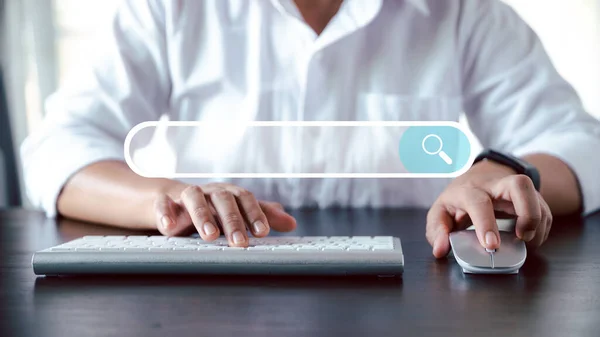 İnternet ağı konsepti hakkında bilgi aranıyor. Veri Arama Teknolojisi Arama Motoru optimizasyonu. Kadınların elleri bilgi aramak için bir bilgisayar klavyesi kullanıyor.