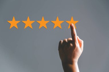 Müşteri hizmetleri ve memnuniyet konsepti konusunda müşteri tecrübesi. Beş yıldızlı kadına dokunmak arka plan, fotokopi alanı, müşteriler memnuniyet ve hizmet kalitesi gösteriyor.