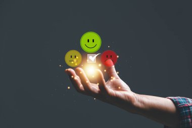 Müşteri hizmetleri ve memnuniyet konsepti konusunda müşteri tecrübesi. El ele tutuşan kadın gülümseme yüz simgesi kopya alanı olan tahta küp üzerinde