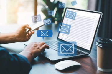 E- posta pazarlama kavramı, yeni mesaj alın, çevrimiçi sohbet sosyal metni alın, sanal posta zarflarıyla çalışan kadın eli bulanık ofis geçmişi üzerine çizimler, müşteri destek hattı insanları.