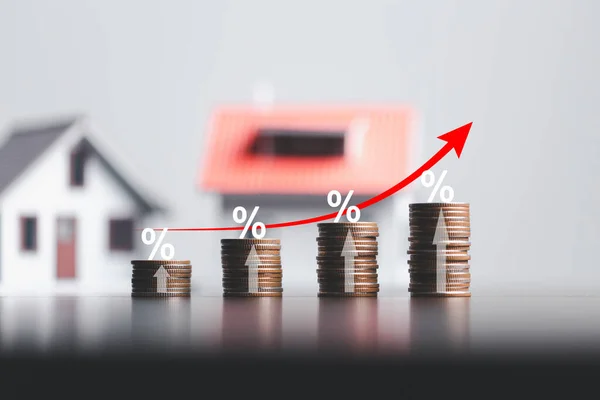 Пачки Монет Модельный Дом Процентным Символом Повышения Процентных Ставок Процентная — стоковое фото