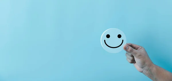 女人牵着幸福的手 脸上挂着圆形蓝色物体的图标 客户体验和满意的服务理念 积极的想法 心理健康评估 世界心理健康日 — 图库照片