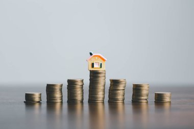 Tahta masa, ev kredisi, tasarruf para konsepti, emlak yatırımı, ev kredisi, ters ipotek, altın para yığını büyümesi, para biriktirme ev için gelecek istifleme.