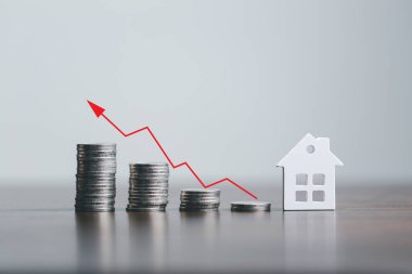 Emlak piyasası, grafik, yukarı ok. Mini ev ve bir yığın para. Enflasyon kavramı, ekonomik büyüme, sigorta hizmetlerinin fiyatı, ev için gelecek için para biriktirme..