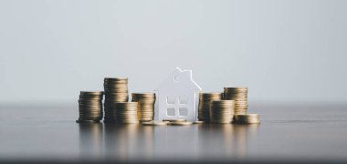 Tahta masa, ev kredisi, tasarruf para konsepti, emlak yatırımı, ev kredisi, ters ipotek, altın para yığını büyümesi, para biriktirme ev için gelecek istifleme.