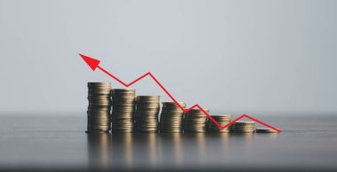 Gri duvar arkaplan fotokopi alanı ile büyüyen bozuk para yığını ve kırmızı grafik. İş finansmanı, başarılı yatırım, tasarruf artışı, emeklilik planlaması, iş büyütme kavramı