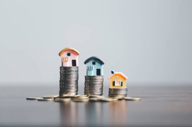 Tahta masa, ev kredisi, tasarruf para konsepti, emlak yatırımı, ev kredisi, ters ipotek, altın para yığını büyümesi, para biriktirme ev için gelecek istifleme.
