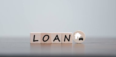 Araba, ev, kişisel borç konsepti. Tahta küpün finans simgesi. Araba için para biriktiriyorum. Para ve House. Sözcük kredisiyle tahta küpleri. Uzayı metin için kopyala. Kiralık araba ve ev..