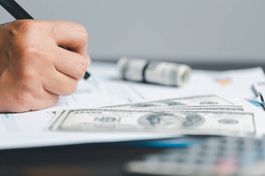 İş kadını kontrat imzalıyor. Kira sözleşmesi, sigorta, sözleşme. Varlık onayı, araba ve ev almak için satın alma kavramları içeriyor. Ev satın alma listesi ev kredisi vergisi fikirleri.