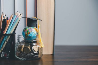 Dünya küresiyle mezuniyet şapkası. Küresel işletme eğitimi, yurtdışı eğitimi, okula dönüş kavramı. Küresel dünyada eğitim, dünya çapında üniversitelerde yurtdışında eğitim. dil çalışması