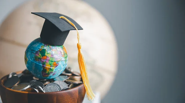 Boné Graduação Com Globo Terrestre Conceito Estudo Global Negócios Exterior — Fotografia de Stock