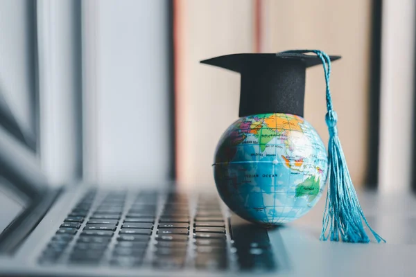 带着地球的毕业帽 全球商业学习的概念 国外教育 回到学校 Education Global World Study Abroad Business — 图库照片