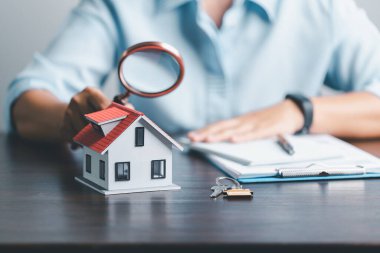 Mali planlama, sorumluluk giderleri ve gelir kavramı. Varlık onayı, araba ve ev almak için satın alma kavramları içeriyor. Ev satın alma listesi ev kredisi vergisi fikirleri.