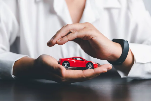 Ręka Biznesmenki Chroniąca Czerwony Samochodzik Biurku Planowanie Zarządzania Kosztami Finansowania — Zdjęcie stockowe