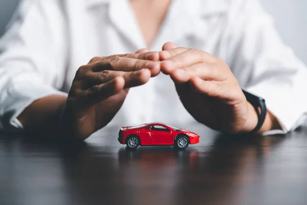 Χέρι Μιας Επιχειρηματία Προστατεύει Κόκκινο Αυτοκινητάκι Στο Γραφείο Σχεδιασμός Για — Φωτογραφία Αρχείου