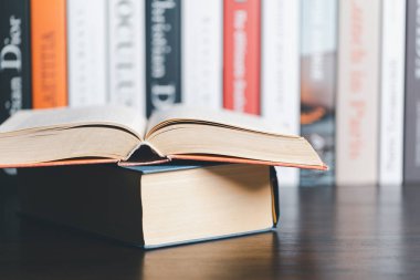 Kütüphane odasında kitap yığını ve iş ve eğitim geçmişi için bulanık kitap, okul konseptine geri dönüş. Uzayı metin için kopyala. Uzaklık eğitimi, e-öğrenme kavramı.
