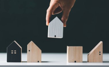 Finans ve bankacılık konsepti için ev modeli. Konut inşaatında ya da toplulukta doğru gayrimenkul, ev ya da yeni ev seçmek. seçici odaklanma, emlak almayı planlama.